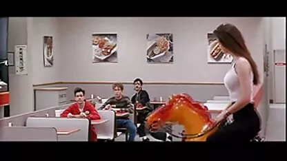 Een man die erotische speelfilms een blonde vagina likt.