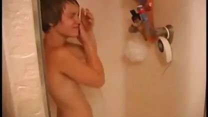 Tienermeisje die erotische films youtube plezier heeft met roze dildo