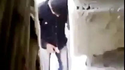 Man boort mooie erotische filmpjes lid met Harig paard voor een jonge tiener