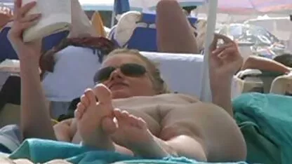 Russisch meisje laat een mooie kont zien voor een oude erotische films amateur camera.