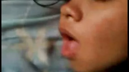 Tante met grote tieten die een paar jonge korte erotische filmpjes mannen tegelijk neukt.