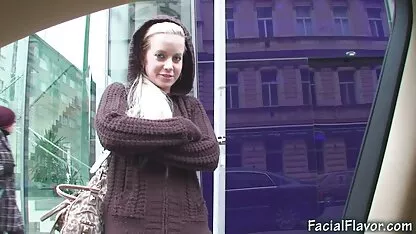 Drie prachtige lesbiennes met een prachtig erotische porno films figuur gelikt op de bank
