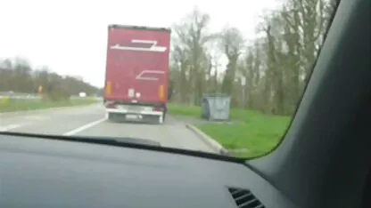 Hottie soft erotische film pijpt en heeft seks anale seks in de auto.