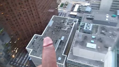 Geblesseerd vanuit het zicht de elastische kont brunette en mooi voor erotishe filmpjes zijn lul
