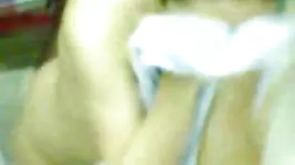 Lesbische barmeid verleidt een dronken erotiese films klant bij cunnilingus.