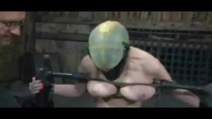 Brunette meest erotische films in zwarte kousen spreidt haar benen voor haar vriend.