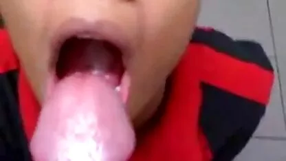 Anya in witte kousen pijpt een vriend en geeft hem erotische films online kanker op de bank.