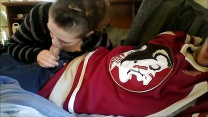Schoonheid korte erotische film in een korte rok springen op een lul tijdens massageseks