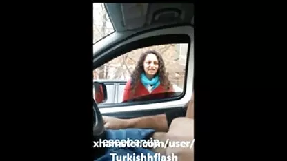 Milf masturbeert op de bank zonder hoge erotische speelfilm hakken roze lakleder uit te doen.