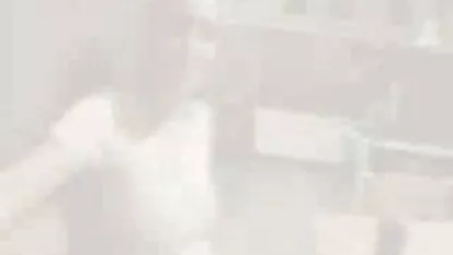 Studenten pesten een klasgenoot om korte erotische film aan te vallen in de snijpunten van de rode vacht