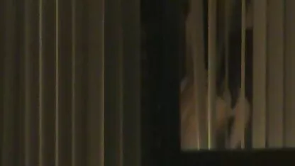 De taxichauffeur overtuigt de blonde erotishe filmpjes om met haar beha te pronken en spreidt haar benen voor seks.