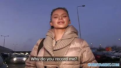 Twee rondborstige meisjes soft erotische film realiseren zich de fantasie van een man