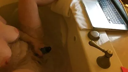 Ik maak de man wakker die sliep met een pijpbeurt is vers en zit op mijn erotische film porno gezicht met vagina