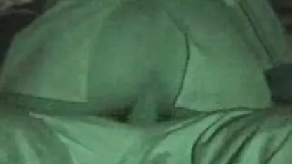 Brunette masturbeert op de bank met behulp van seksspeeltjes na het verwijderen van haar erotische soft porno shirt.