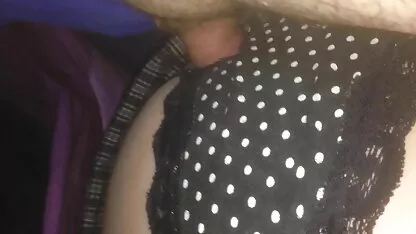 Man neukt vrouw met comfortabele poses voor amateurcamera ' s erotiekfilm