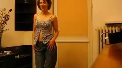 Sexy milf poseert in het openbaar en ze pijpt meest erotische films ook.