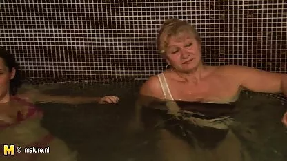 Voor een sexy erotische fil meisje, het beste cadeau is om de kip in je mond te nemen.