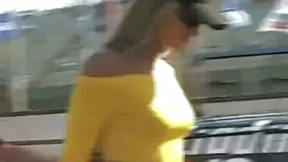 Sexy meisje in zwarte kousen die seks heeft met haar oude erotische tv serie vriendin.