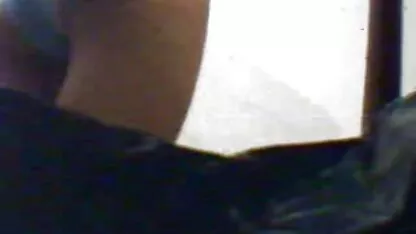 Op de vloer in de sportschool, een lesbische erotische filmpjes gratis trainer die strapon neukt met strapon.