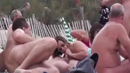 Vriendje film erotiek neukt vriendin op het toilet.