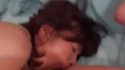 Twee meisjes geven jongen erotische porno films volwassen Trio mooi
