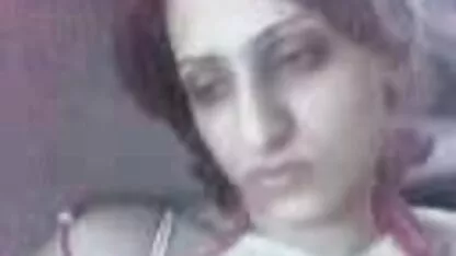 Rijpe brunette die een dubbele erotische film penetratie waard is
