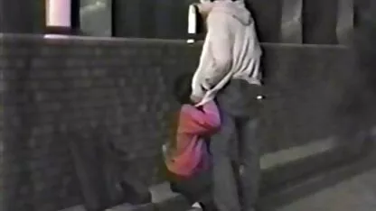 Volwassen youtube erotische film vrouwen suggereren dat jonge vrouwen van triootjes houden.